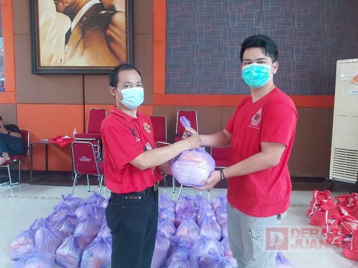 Sarno Bagikan Bingkisan Sembako untuk Komunitas Juang Boyolali