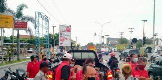 Semangat Kebersamaan, Banteng Karanganyar Berbagi Takjil Kepada Masyarakat