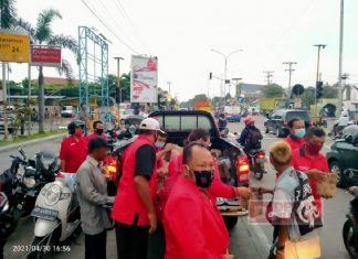 Semangat Kebersamaan, Banteng Karanganyar Berbagi Takjil Kepada Masyarakat