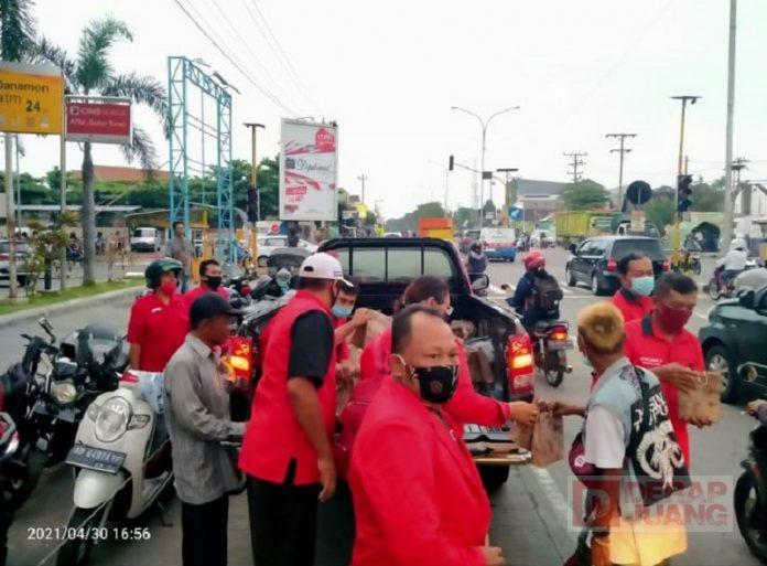 Semangat Kebersamaan, Banteng Karanganyar Berbagi Takjil Kepada Masyarakat