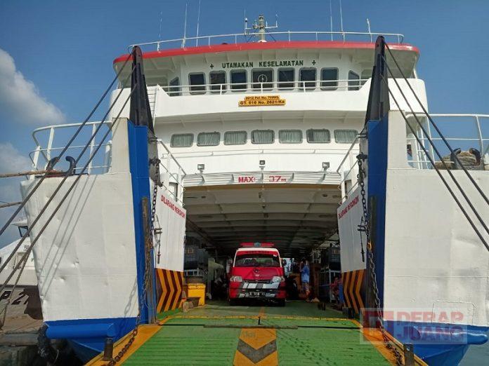 Solid Bergerak, Kader Partai Pulau Karimunjawa Terima Paket Idul Fitri