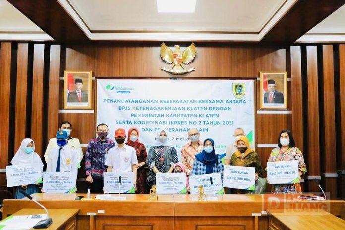 Sri Mulyani Serahkan Klaim Asuransi dan Beasiswa BPJS Ketenagakerjaan