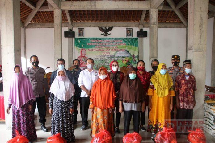 Sri Sumarni Serahkan Bantuan Komoditas Hortikultura Tahun 2021