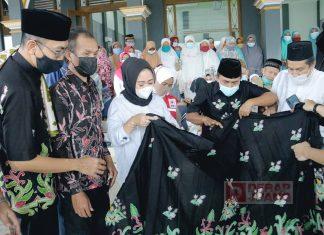 TP PKK Desa Bodaskarangjati Perkenalkan Batik Soedirman Kepada Bupati Purbalingga