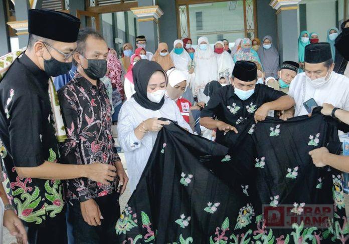 TP PKK Desa Bodaskarangjati Perkenalkan Batik Soedirman Kepada Bupati Purbalingga