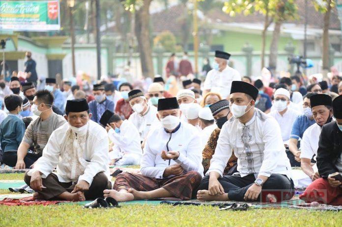 Terapkan Prokes Ketat, Bupati Klaten Laksanakan Salat Idul Fitri di Alun-alun Kabupaten Klaten