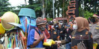 Bupati Tiwi Gelar Aksi Solidaritas Bagikan 2500 Bingkisan