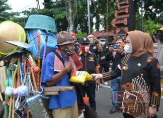 Bupati Tiwi Gelar Aksi Solidaritas Bagikan 2500 Bingkisan