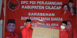 Bulan Bung Karno, Ketua DPC PDI Perjuangan Cilacap Berikan Bantuan Kursi Roda