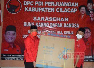 Bulan Bung Karno, Ketua DPC PDI Perjuangan Cilacap Berikan Bantuan Kursi Roda