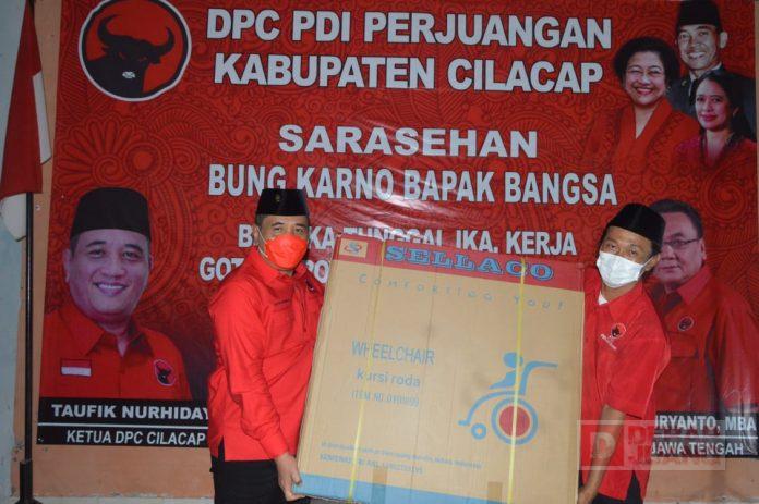 Bulan Bung Karno, Ketua DPC PDI Perjuangan Cilacap Berikan Bantuan Kursi Roda