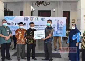 Bupati Afif Salurkan APD untuk 3 Puskesmas dan Fasilitas Kesehatan Vaksinasi