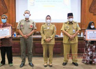 Bupati Tiwi Serahkan Bantuan Kepada Korban Bencana Alam di Kabupaten Purbalingga