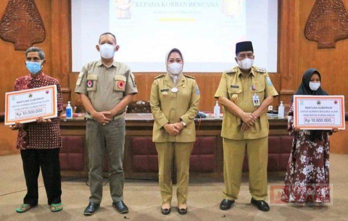 Bupati Tiwi Serahkan Bantuan Kepada Korban Bencana Alam di Kabupaten Purbalingga