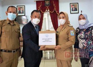 Bupati Tiwi Terima Bantuan dari Perusahaan Mainan Asal Korea