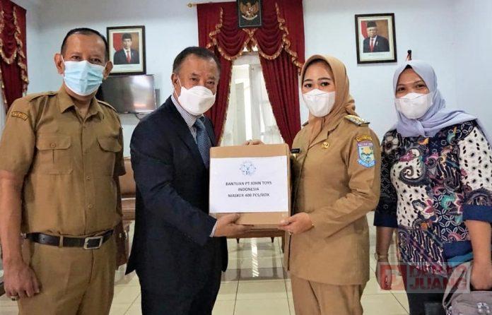 Bupati Tiwi Terima Bantuan dari Perusahaan Mainan Asal Korea