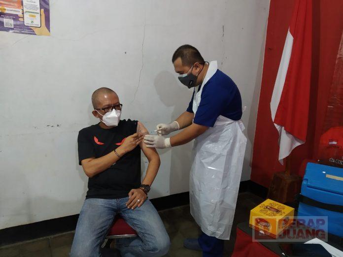 Cegah Peningkatan Covid-19, DPC PDI Perjuangan Banyumas Gelar Vaksinasi