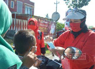 Cegah Penyebaran Covid-19, Bu Nyai Bagikan Masker