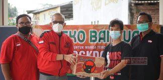 Desa Gumelar Terapkan Lockdown, DPC PDI Perjuangan Banyumas Berikan Bantuan