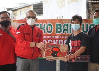 Desa Gumelar Terapkan Lockdown, DPC PDI Perjuangan Banyumas Berikan Bantuan