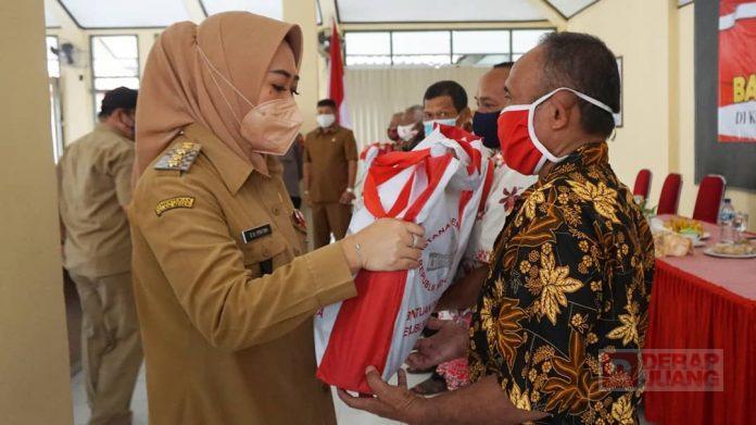 Distribusikan Bantuan Dari Presiden Joko Widodo, Bupati Tiwi Harus Tepat Sasaran