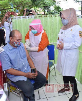 Etik Suryani Pantau Vaksinasi Covid-19 di Pasar Tradisional