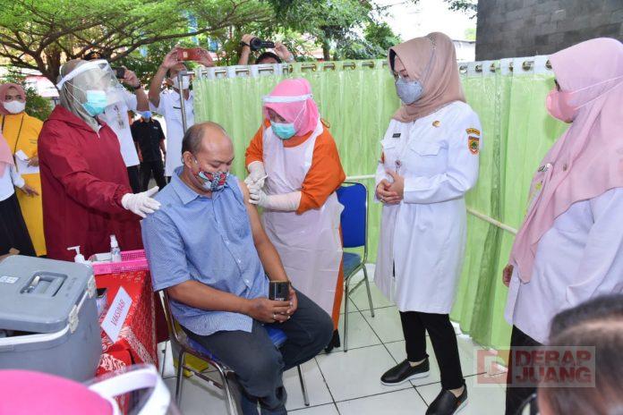 Etik Suryani Pantau Vaksinasi Covid-19 di Pasar Tradisional