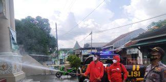 Kasus Covid-19 di Banyumas Meroket, Ito Anjarini Lakukan Penyemprotan Disinfektan