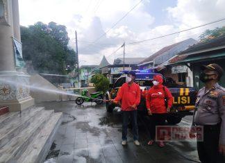 Kasus Covid-19 di Banyumas Meroket, Ito Anjarini Lakukan Penyemprotan Disinfektan