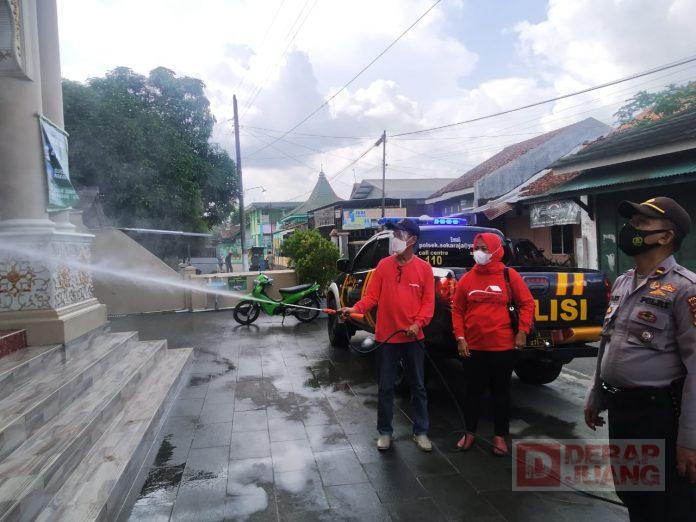Kasus Covid-19 Banyumas Meroket, Ito Anjarini Lakukan Penyemprotan Disinfektan