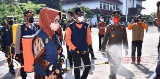 Kasus Positif Covid-19 di Sukoharjo Meningkat, Etik Suryani Lakukan Penyemprotan Disinfektan