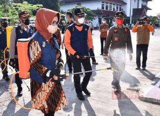 Kasus Positif Covid-19 di Sukoharjo Meningkat, Etik Suryani Lakukan Penyemprotan Disinfektan