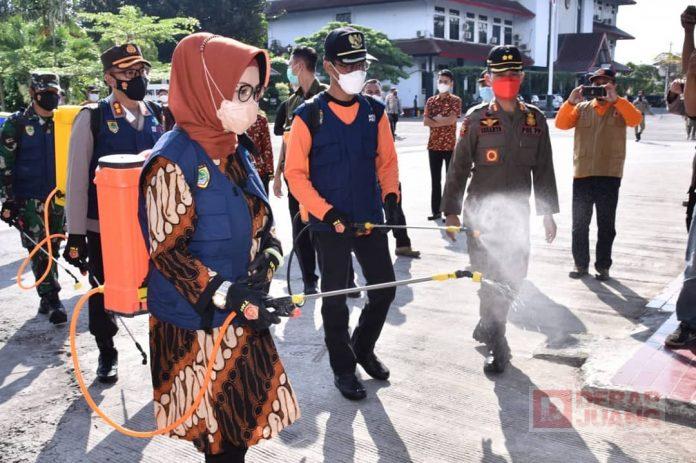 Kasus Positif Covid-19 di Sukoharjo Meningkat, Etik Suryani Lakukan Penyemprotan Disinfektan