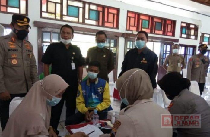 Ketua DPRD Pemalang Tinjau Vaksinasi Massal di Gedung Serbaguna