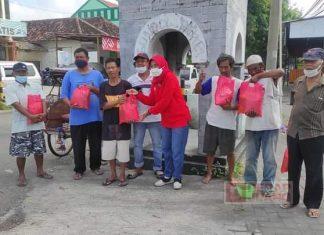 Peringati Hari Lahir Pancasila, Kadarwati Bagikan Sembako Kepada Pengayuh Becak