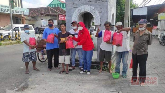 Peringati Hari Lahir Pancasila, Kadarwati Bagikan Sembako Kepada Pengayuh Becak