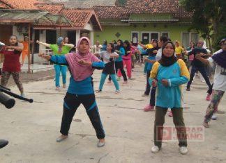 Perkuat Imun, Endang Suprapti dan Ibu-ibu Desa Balaradin Senam Bersama