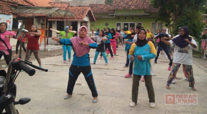 Perkuat Imun, Endang Suprapti Ajak Masyarakat Desa Balaradin Senam Bersama