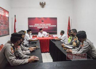 Satgas Kabupaten Tegal Bersama Projo Semprot Disinfektan dan Bagikan Masker