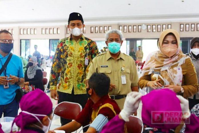 Sri Mulyani Tinjau Vaksinasi Massal di Gedung Sunan Pangandaran Klaten (2)