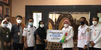 Sri Sumarni Berikan Santunan pada Masyarakat