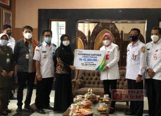 Sri Sumarni Berikan Santunan pada Masyarakat