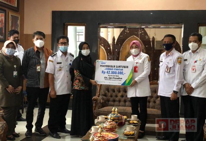 Sri Sumarni Berikan Santunan pada Masyarakat