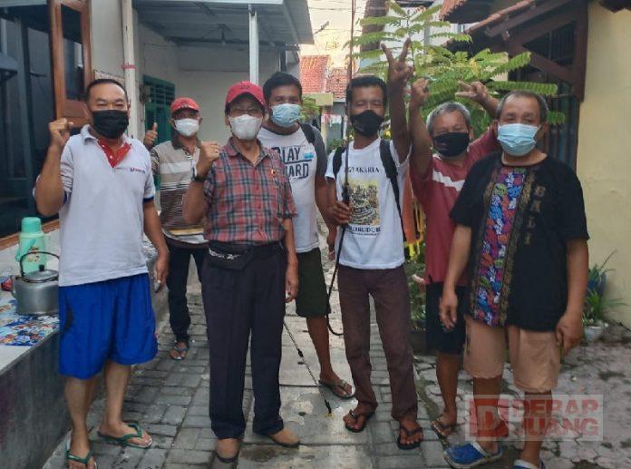 Tak Ingin Covid-19 Menjalar, Purnomo Lakukan Penyemprotan Disinfektan