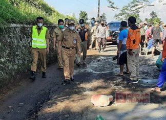 Tinjau Jalan Rusak di Watumalang, Bupati Afif Berikan Kelengkapan Pekerja