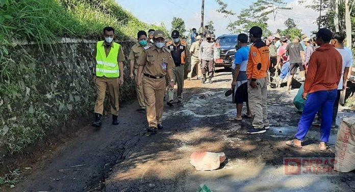 Tinjau Jalan Rusak di Watumalang, Bupati Afif Berikan Kelengkapan Pekerja (4)