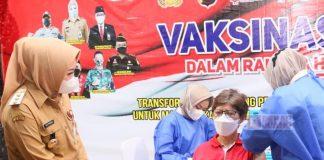 Tinjau Vaksinasi Massal, Bupati Tiwi: Antusias Masyarakat Sangat Luar Biasa