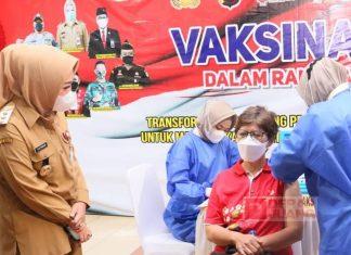 Tinjau Vaksinasi Massal, Bupati Tiwi: Antusias Masyarakat Sangat Luar Biasa