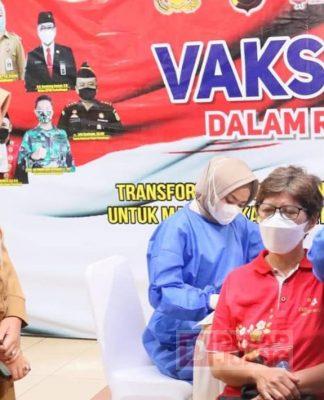 Tinjau Vaksinasi Massal, Bupati Tiwi: Antusias Masyarakat Sangat Luar Biasa