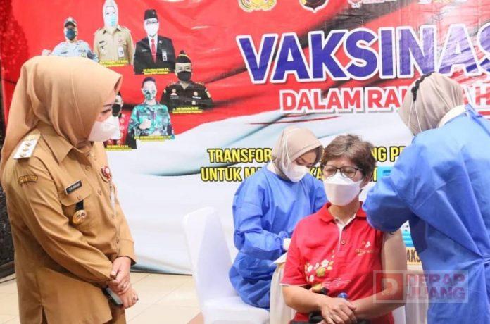 Tinjau Vaksinasi Massal, Bupati Tiwi Antusias Masyarakat Sangat Luar Biasa
